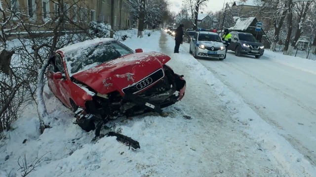 В Немане легковушка съехала с дороги, пострадала 13-летняя пассажирка (фото)