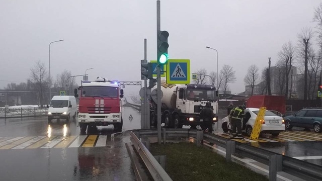 На Ялтинской столкнулись бетономешалка и легковушка, есть пострадавшие (фото)
