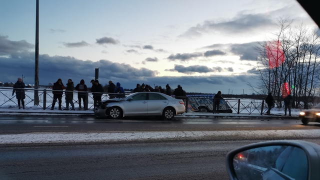 Машину кинуло на автобус и развернуло: очевидцы рассказали о ДТП в Светлогорске (фото, видео)