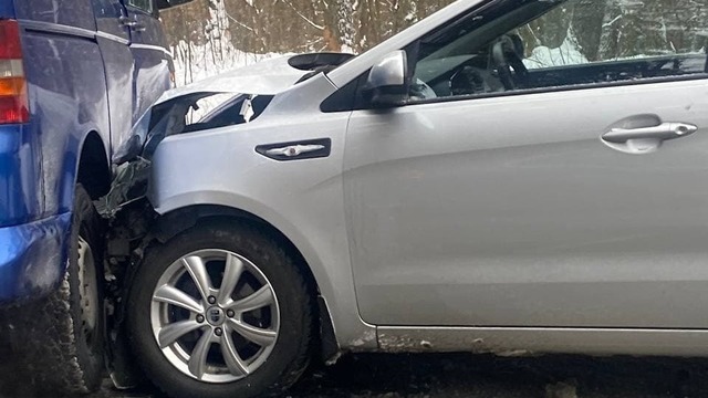 На Балтийской трассе столкнулись две машины и перекрыли дорогу (фото)
