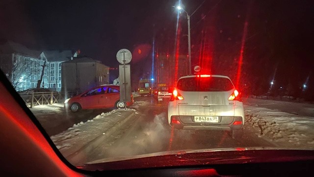 В Гурьевске возле центрального парка столкнулись легковушка и фура, движение затруднено 