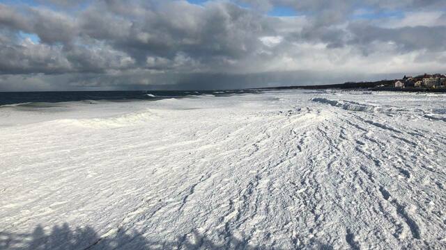 В воскресенье в Зеленоградске мужчина провалился в воду, гуляя по торосу