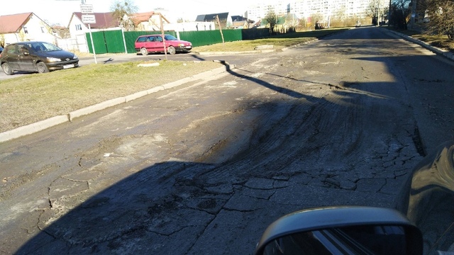 В Калининграде после строительства магазина на улице Громовой просел участок дороги (фото)  