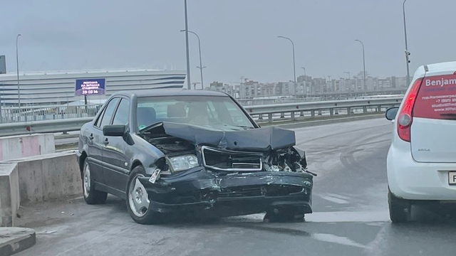 На Восточной эстакаде легковушка врезалась в бетонное ограждение (фото)