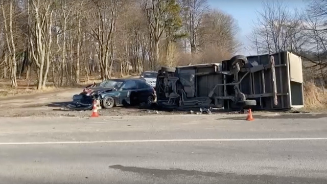 В Багратионовском районе при столкновении с легковушкой перевернулся грузовик (видео)