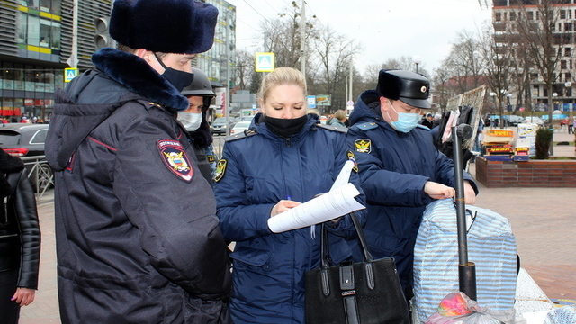 В Калининграде во время рейда приставы и полиция изъяли товар у нелегальных торговцев-должников  