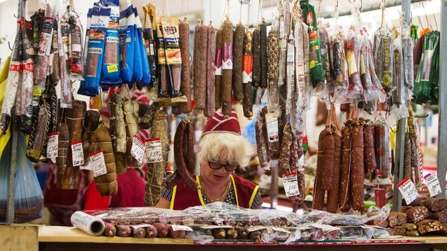 Врач рассказала, кому следует отказаться от сырокопчёной колбасы