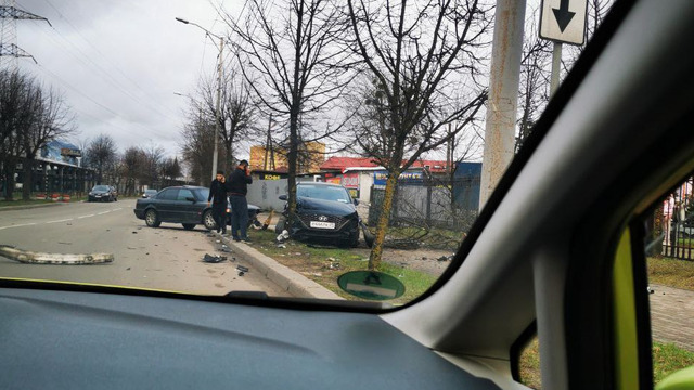 У  Фридрихсбургских ворот Hyundai  врезался в дерево после столкновения с BMW (фото)  