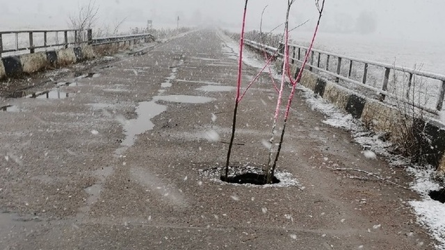 В Славском районе на одном из мостов образовался провал (фото)