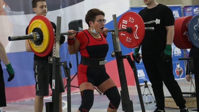 Работает охранником и тягает штангу: пенсионерка из Советска стала чемпионкой России по пауэрлифтингу