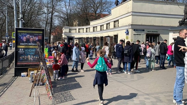 На входе в Калининградский зоопарк вновь собралась очередь из десятков посетителей