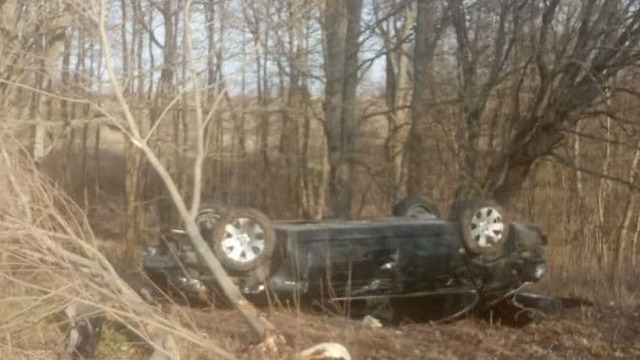 В Зеленоградском районе перевернулась легковушка, пострадал водитель (фото)