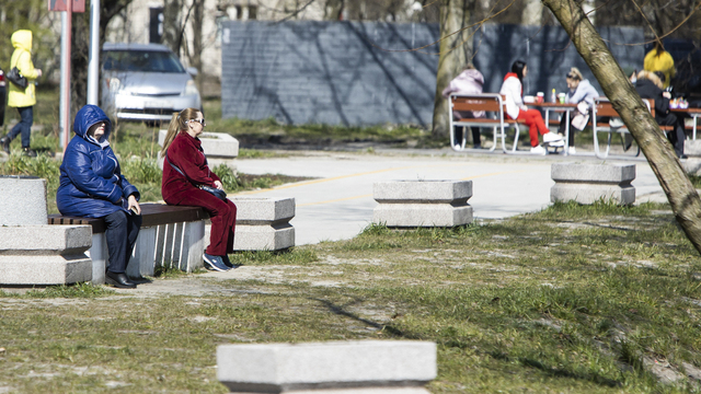А потом варикоз: медики рассказали об опасной позе, в которой любят сидеть работники офисов