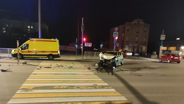 В Васильково легковушка столкнулась с такси и протаранила ограждение (фото)