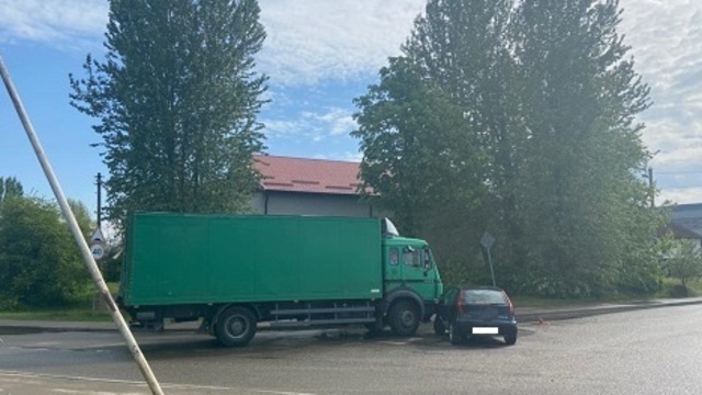 «Была уверена, что едет по главной»: в Калининграде столкнулись грузовик и легковушка (фото)