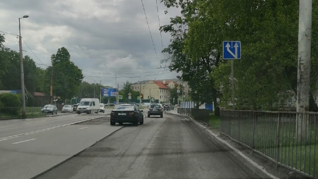«Прыгаем на этих ямах и объезжаем, как можем»: автомобилисты пожаловались на ремонт дороги на ул. Красной
