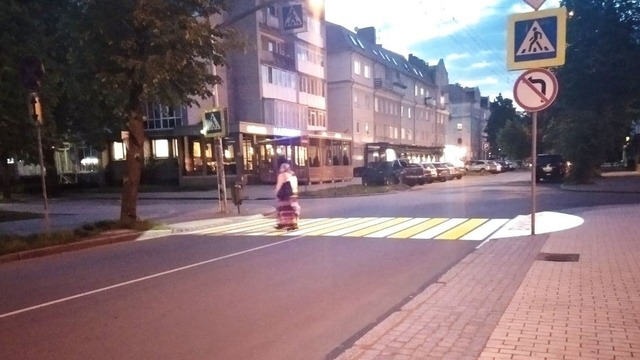 Дешевле светофора и простого фонаря: эксперты оценили новый проекционный переход в Калининграде