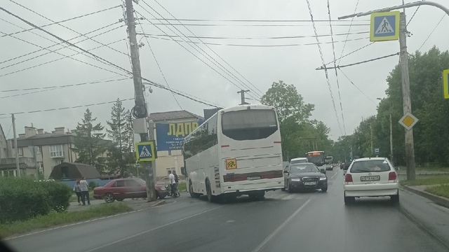 На Советском проспекте собралась пробка из-за ДТП с автобусом (фото, видео)