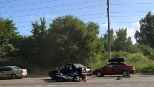 На улице Емельянова Volkswagen сбил мотоциклиста (фото)