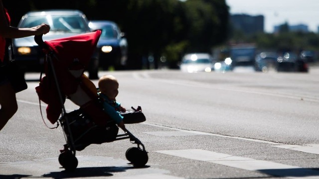 В Черняховске начали обустраивать пешеходный переход на перекрёстке, где сбили ребёнка