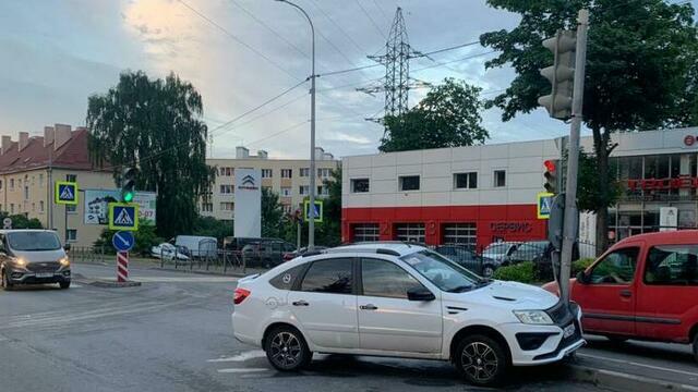 В Калининграде легковушка врезалась в опору светофора (фото)
