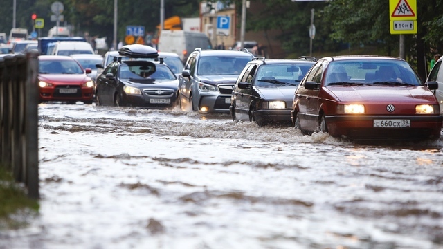 В Калининграде из-за прорыва трубы затопило дорогу (фото, видео)