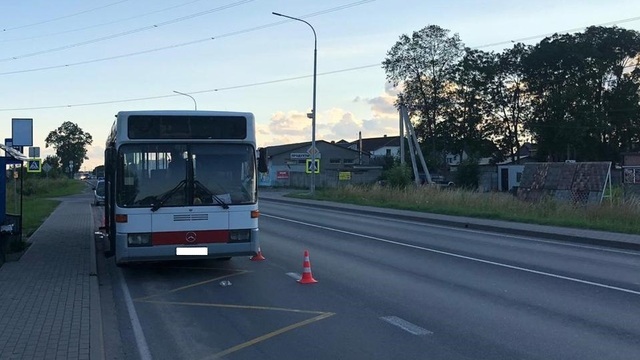 В Гурьевском районе автобус сбил упавшую на дорогу пенсионерку (фото)