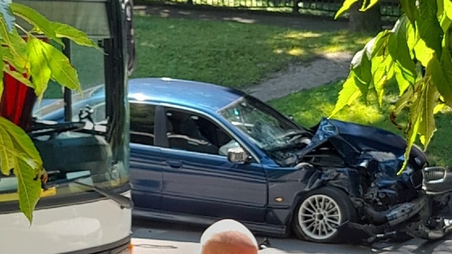 Литовский вал встал в пробке из-за столкнувшихся BMW и пассажирского автобуса