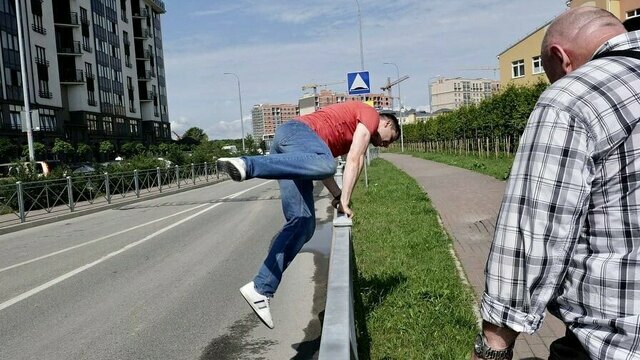 Алиханов перепрыгнул ограду для доказательства её неэффективности (фото)