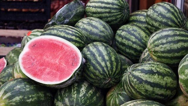 Диетолог рассказала, кому нельзя есть арбузы