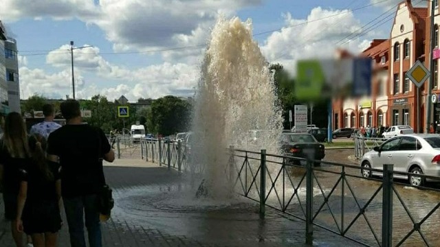 В центре Черняховска прорвало трубу, из-под земли забил фонтан (видео)