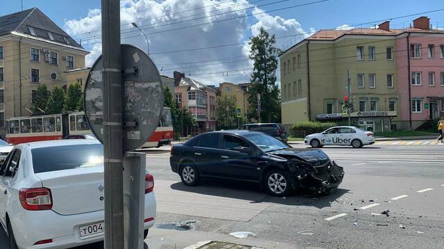 На перекрёстке Озерова и Советского проспекта образовалась пробка из-за ДТП (фото)