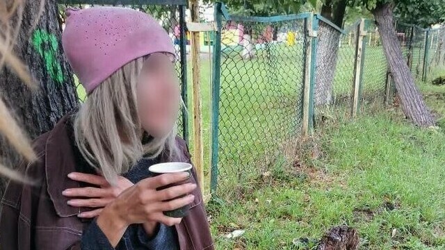 Чуть не зарезала племянницу, родные её бросили: соседи рассказали о полуголой калининградке в розовой шапке