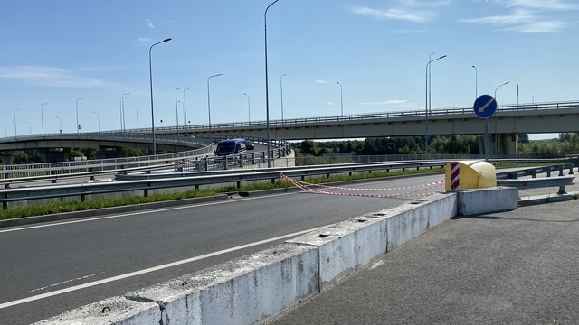 Восточная эстакада в сторону Ялтинской полностью перекрыта из-за перевернувшегося грузовика