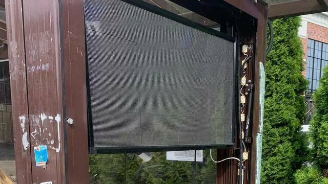 На Северном вокзале неизвестные разбили электронное табло и остановку (фото)