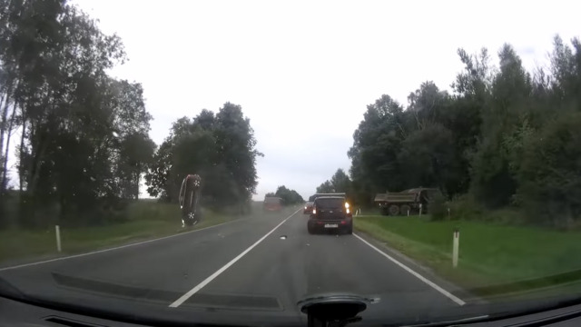 На трассе «Талпаки — Советск» столкнулись три машины, одна перевернулась (видео)