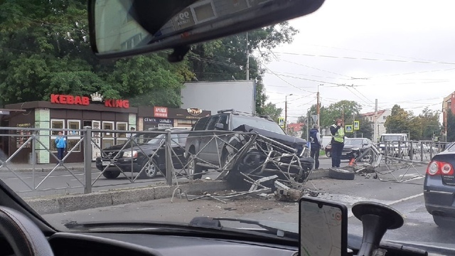 На Советском проспекте внедорожник снёс забор