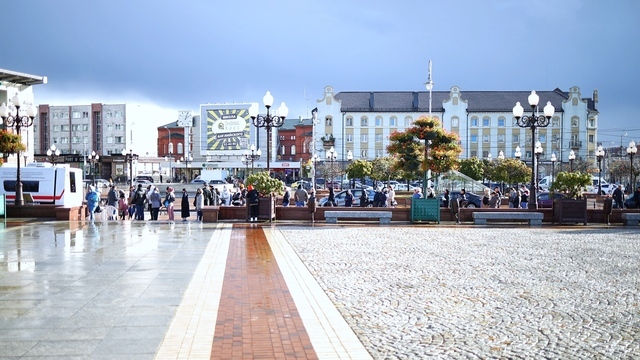 «Стою уже третий час»: калининградцы полдня ждут на улице, чтобы сделать прививку 