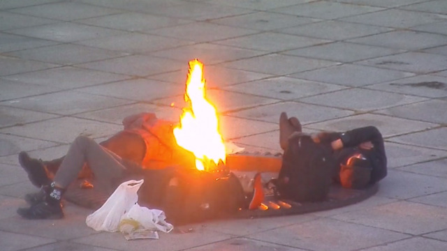 В Калининграде задержали спящего у Вечного огня мужчину (видео)