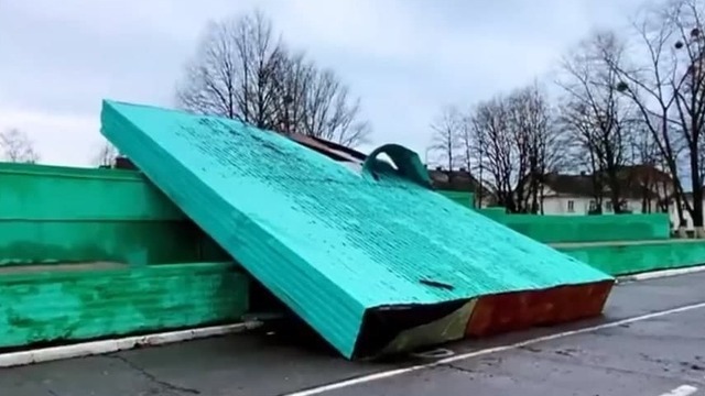 В центре Балтийска ветром снесло часть трибуны