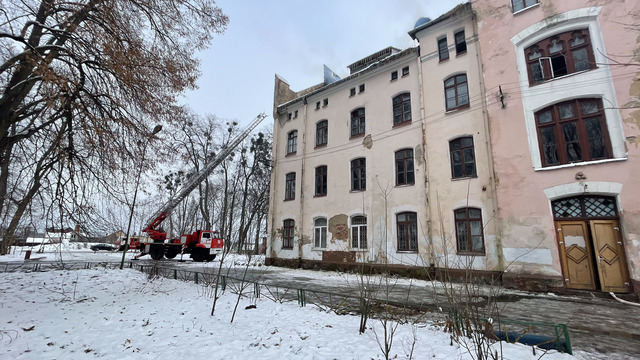 Полыхает до сих пор, воду качают из озера: что происходит в Низовье, где горит здание рядом с Вальдау (фото, видео)