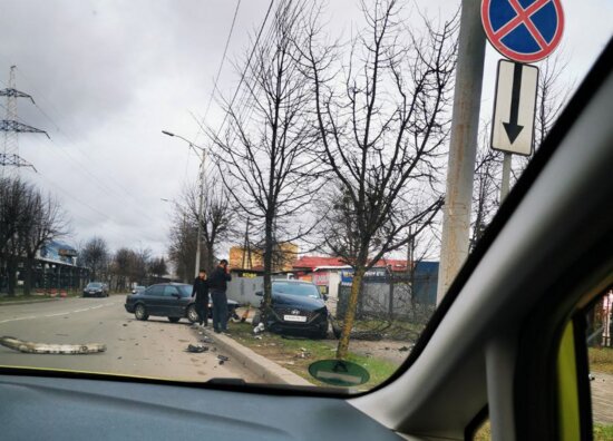 У  Фридрихсбургских ворот Hyundai  врезался в дерево после столкновения с BMW (фото)   - Новости Калининграда | Фото: очевидец