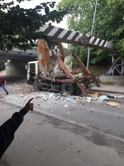 Под калининградским "мостом глупости" на Островского застряло больше тридцати автомобилей - Новости Калининграда