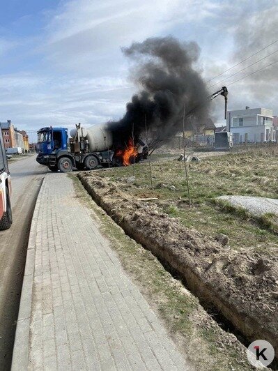 В Зеленоградске бетономешалка зацепилась за ЛЭП и загорелась (фото, видео) - Новости Калининграда | Фото очевидца