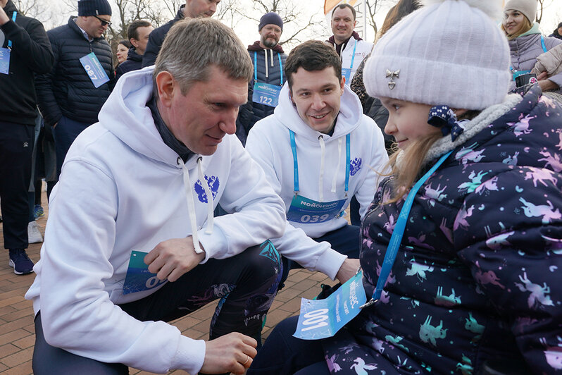 Алиханов и Решетников пробежали в поддержку девочки с дефектом развития спинного мозга - Новости Калининграда | Фото: пресс-служба правительства Калининградской области