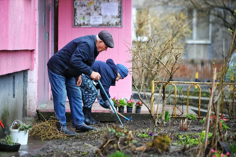 Депутат Александр Колодяжный заложил вместе с жителями Батальной Аллею добрых дел (фото) - Новости Калининграда | Фото: Александр Подгорчук