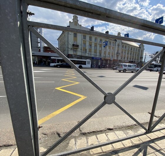 В центре Калининграда дорожную разметку нанесли необычным образом (фото) - Новости Калининграда | Фото: Александр Подгорчук/&quot;Клопс&quot;