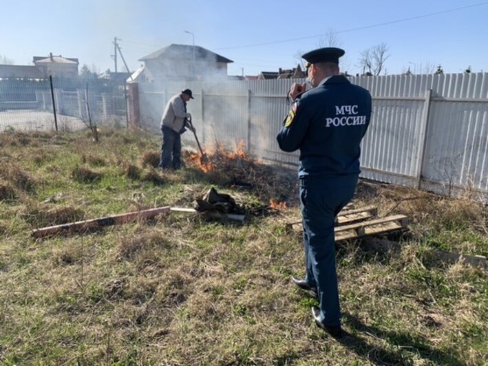 В Малиновке мужчина жёг траву у себя во дворе, на него составили протокол - Новости Калининграда | Фото: пресс-служба МЧС региона