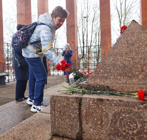 Фото дня: люди несут цветы к могиле Канта в день его рождения - Новости Калининграда | Александр Подгорчук / «Клопс»