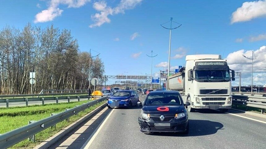 В Гурьевском районе легковушка врезалась в машину, остановившуюся у обочины из-за поломки - Новости Калининграда | Фото: пресс-служба УМВД России по Калининградской области